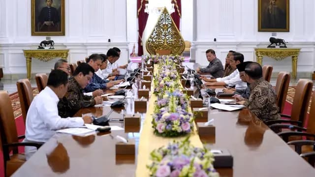 Jokowi Kumpulkan Para Menteri di Istana, Ada Apa?