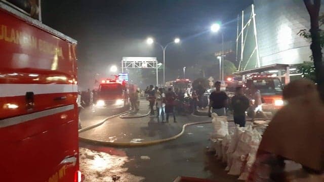 Si jago Merah Lalap Rumah Makan di Gandaria, Warga Panik!