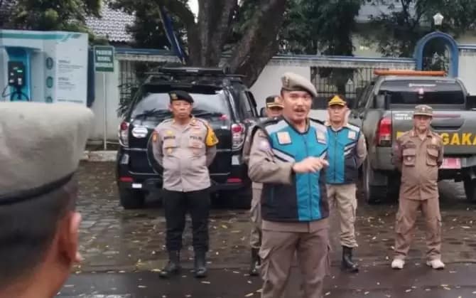 Satpol PP Garut Tertibkan Kegiatan PKL Melanggar Perda