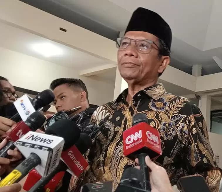Mahfud Nyoblos Bareng Istri dan Anaknya