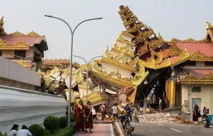 Pagoda Maha Myat Muni di Mandalay ambruk (Foto: EPA)