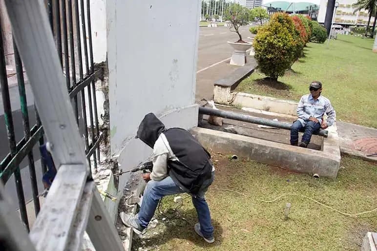 Perbaikan Pagar DPR yang Jebol (Foto: MI/Jiani)