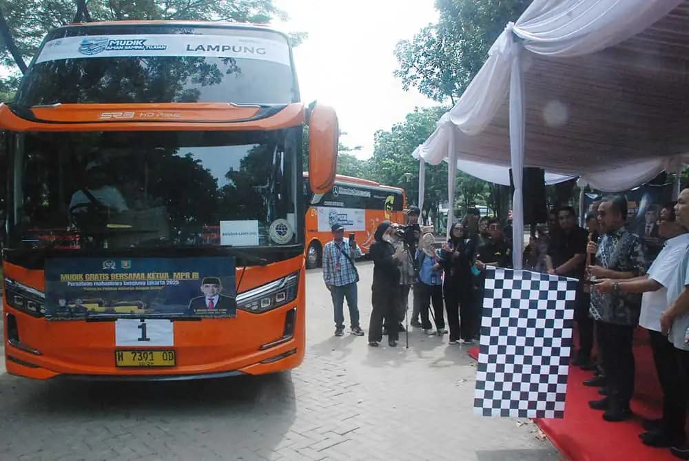 Ketua MPR RI Ahmad Muzani Lepas 15 Unit Bus Mudik Gratis Tujuan Lampung (Foto: MI/Jiani)