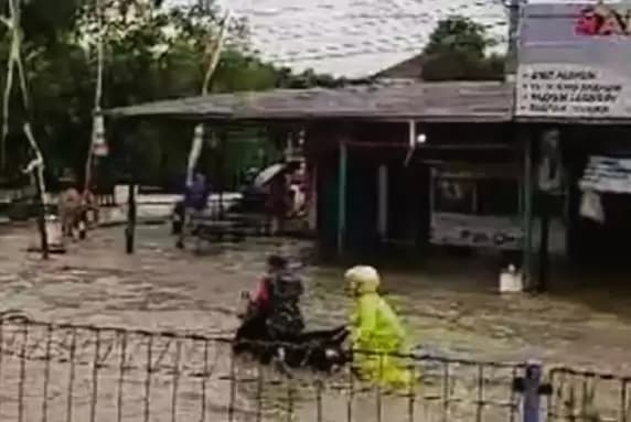 Akibat Curah Hujan Tinggi, Sejumlah Jalanan Tergenang Banjir di Grobogan Jawa Tengah