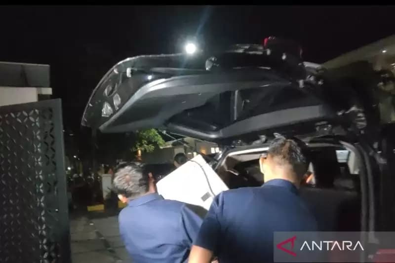 Geledah Rumah Hanan Supangkat, KPK Angkut Alat Hitung Uang