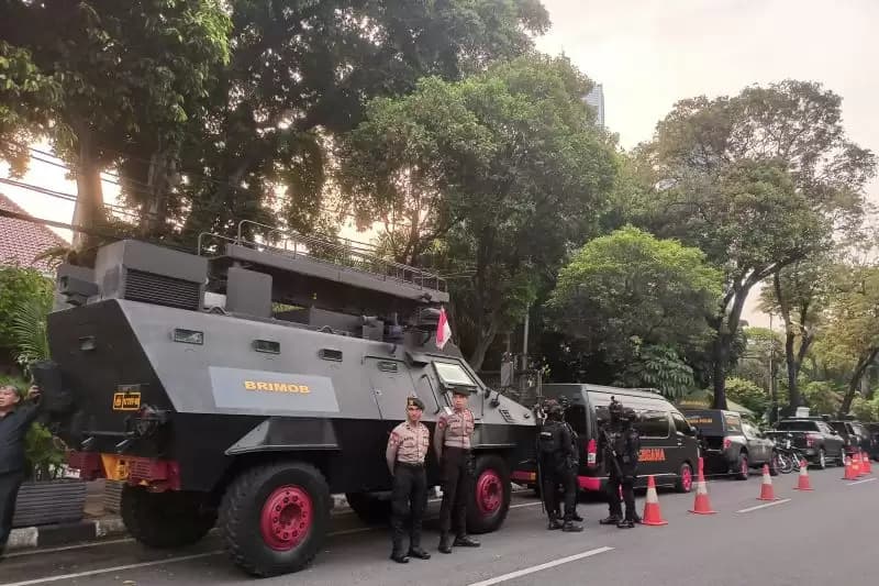Jelang Debat Capres, Polisi Siagakan Mobil Taktis di Depan KPU