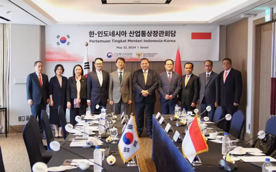 Menko Perekonomian RI, Airlangga Hartarto (keempat dari kanan), Mendag Korea, Ahn Duk-Geun (tengah) dan Wamendag RI, Jerry Sambuaga (keempat dari kiri) (Foto: Istimewa)