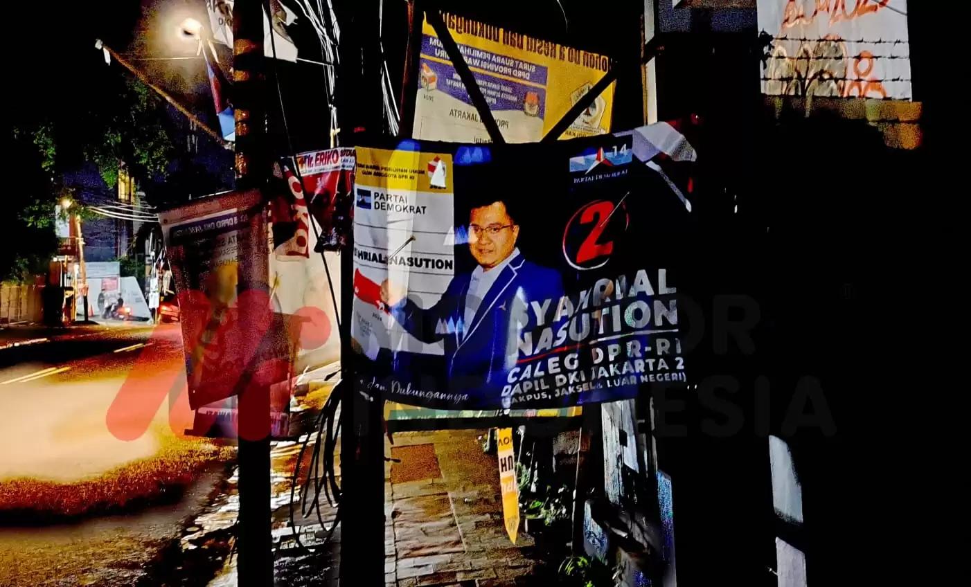 Baliho di trotoar daerah Bintaro (Foto: MI/Aswan)