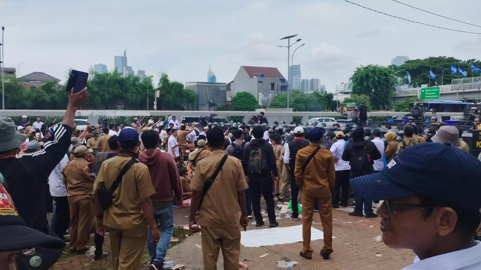 Pedemo mencoba merusak tembok Gedung DPR (Foto: MI/Dhanis)