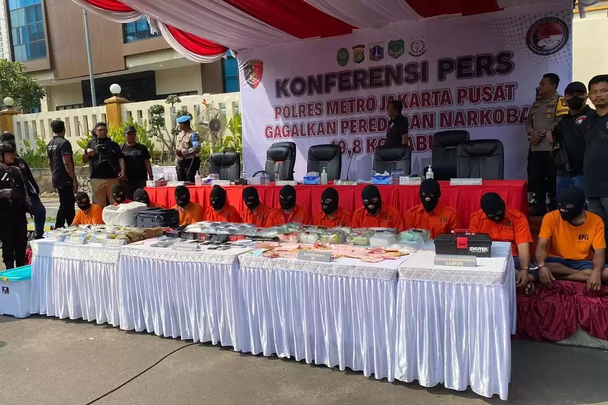 12 orang tersangka mafia narkoba 'pemain' dalam negeri dengan barang haram diimpor pakai kapal laut mendarat di oelabuhan tikus.