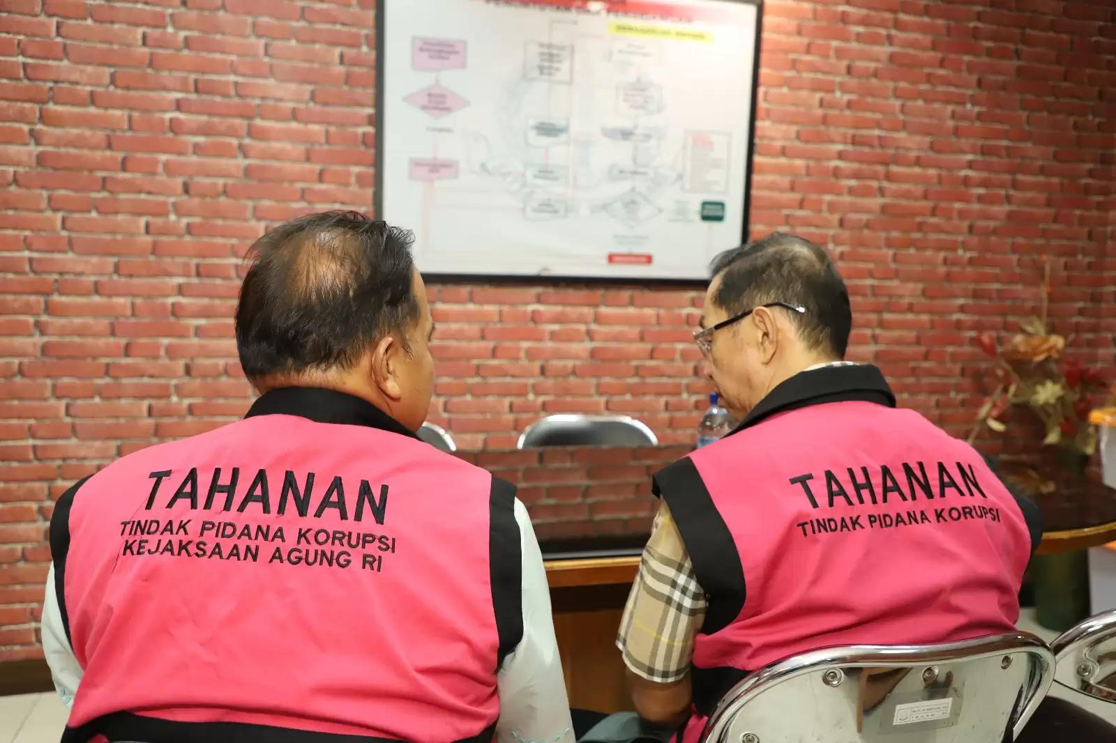 Dua tersangka korupsi dalam pengelolaan tata niaga komoditas timah tahun 2015 sampai dengan tahun 2022, AN dan AA