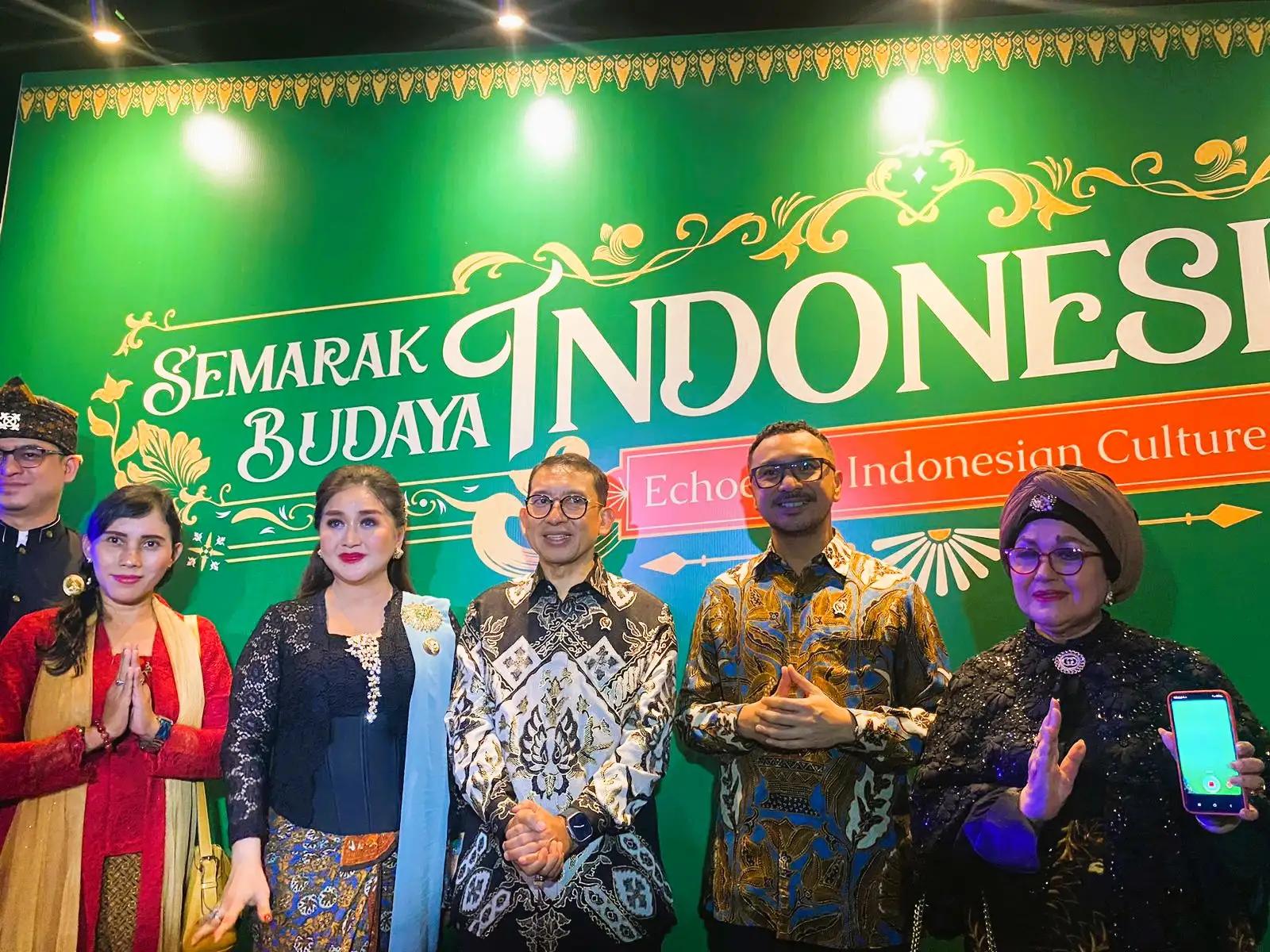 Menbud Fadli Zon foto bersama setelah konferensi pers (Foto: MI/Nuramin)