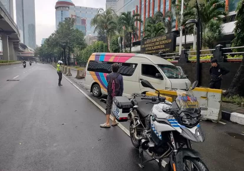 Hilang Konsentrasi, Minibus Hantam Pembatas Jalan di Depan Kemenkop UKM RI