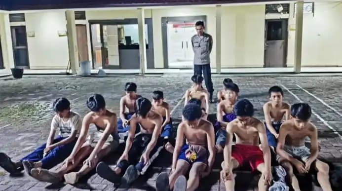 15 Renaja perang sarung