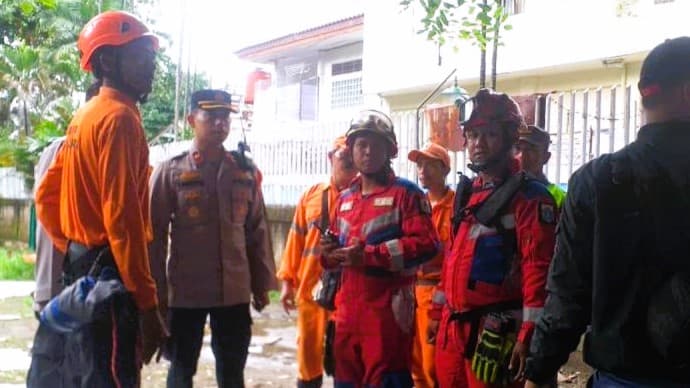 Tim SAR Cari Dua Anak yang Terseret Arus Kali Mampang Jaksel