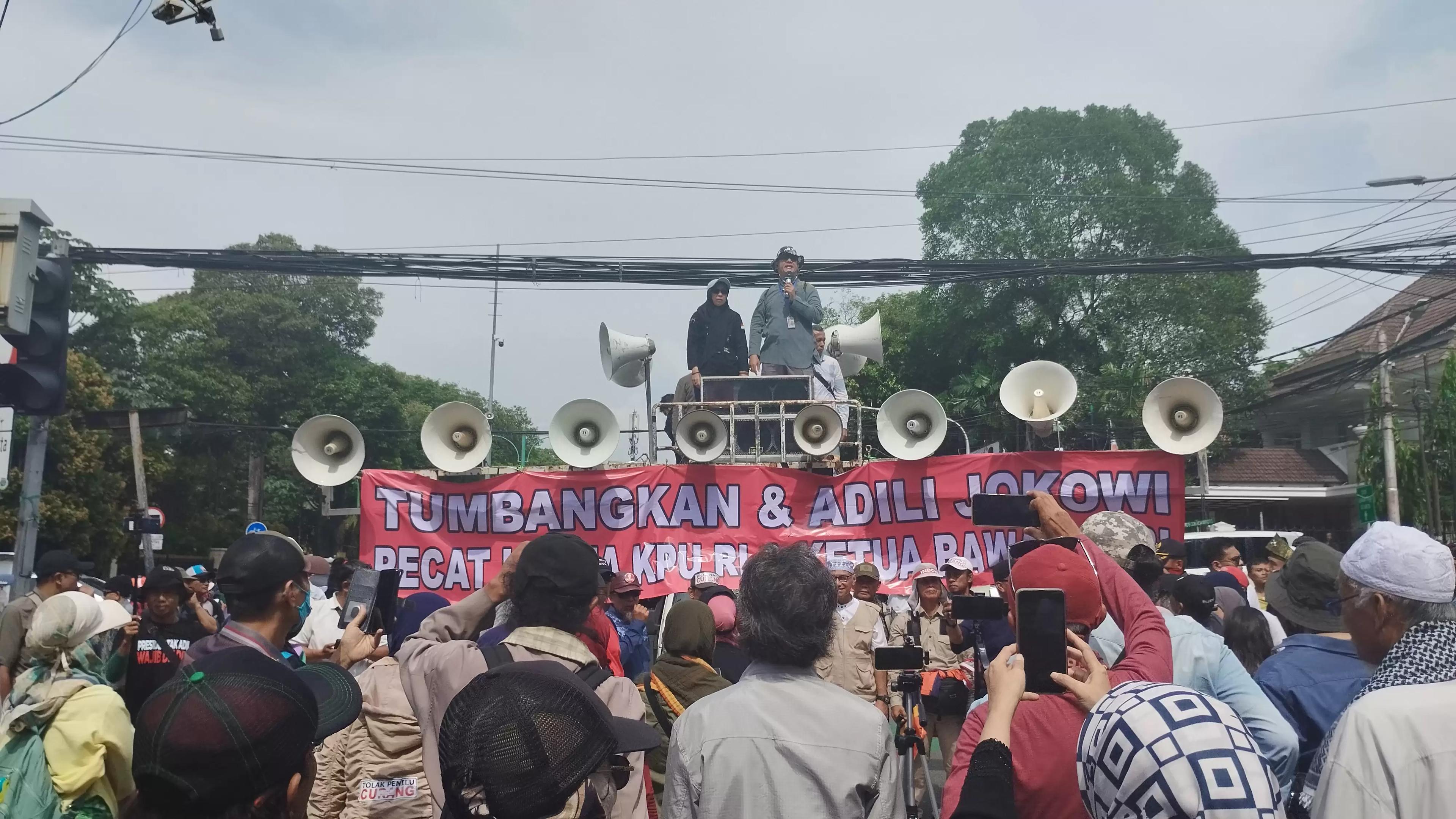 Demo KPU, Massa Aksi Nekat Mau Jebol Barrier Beton