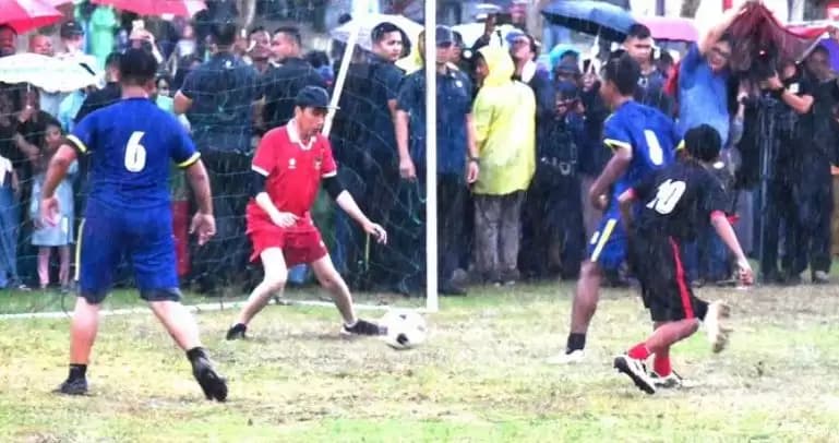 Momen Jokowi Main Bola dengan Warga Sleman