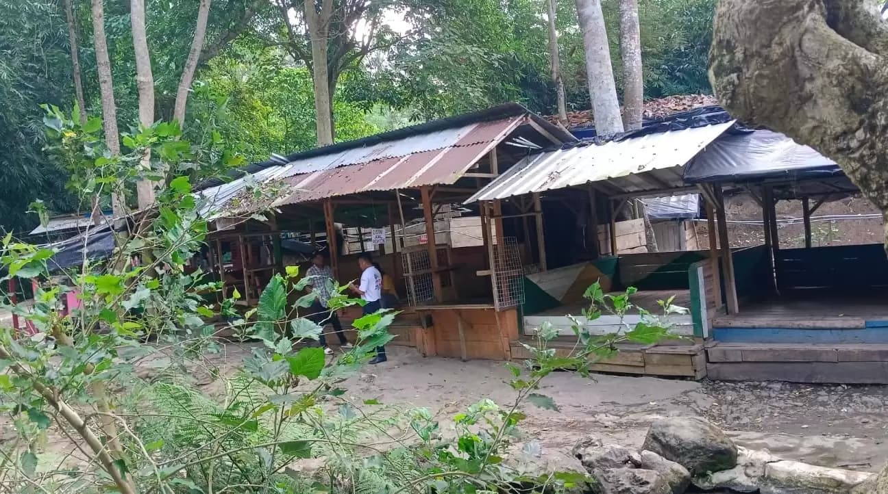 Tempat warga berjualan makanan dan minuman untuk para pengunjung. (Foto: Rizky Amin)