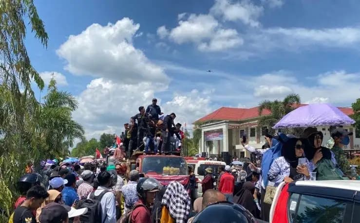 Guru yang berdemonstrasi di depan PN Andoolo, Konawe Selatan, Sulawesi Tenggara (Foto: Antara)