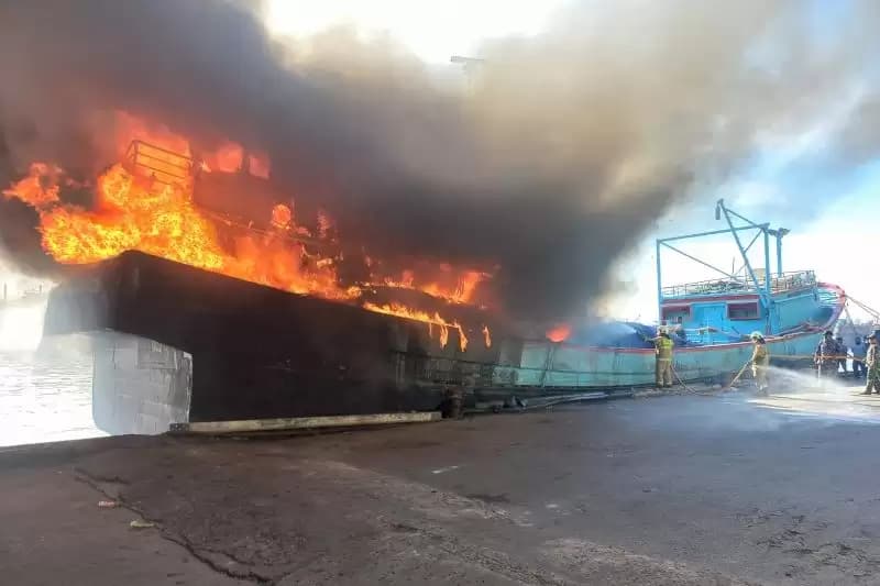 Dua Kapal Laut Terbakar di Pelabuhan Muara Baru, 15 Mobil Damkar Dikerahkan