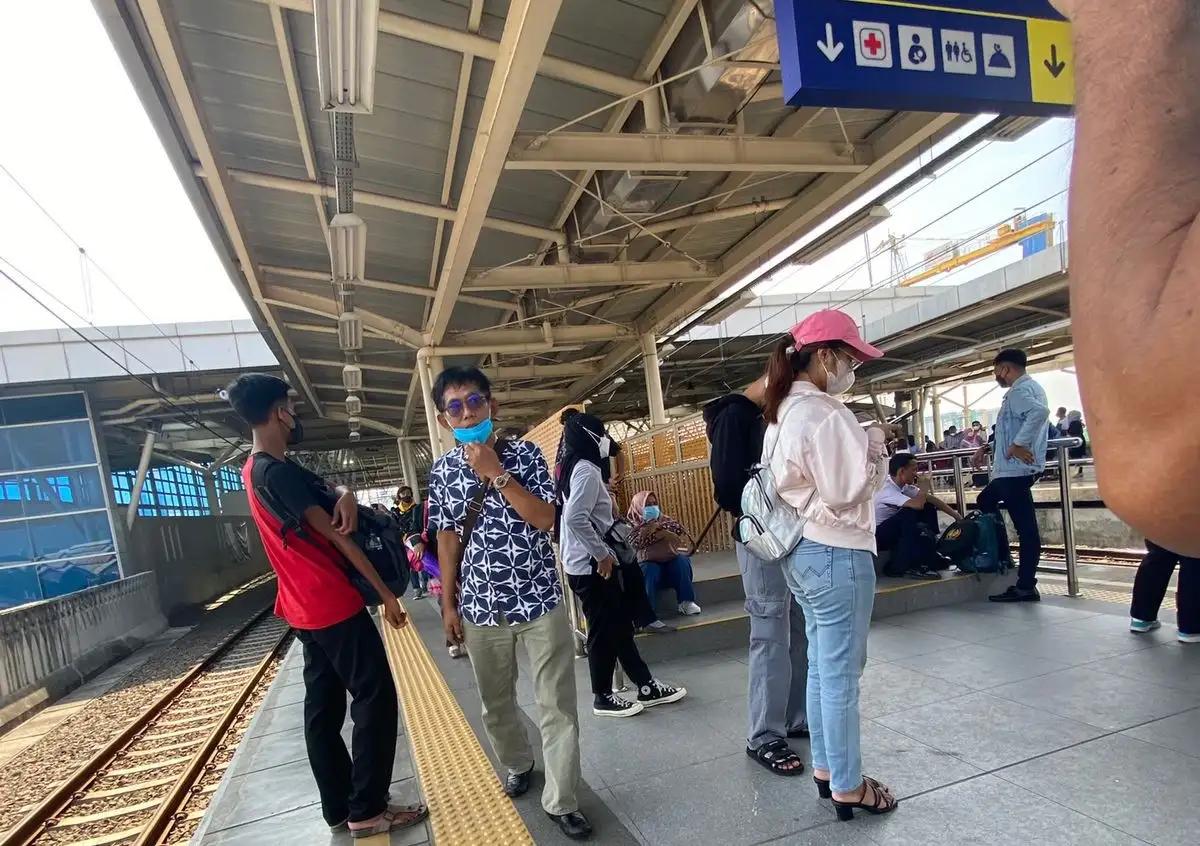 Penumpang KRL menunggu kedatangan kereta tujuan Bogor (Foto: MI/Nuramin)