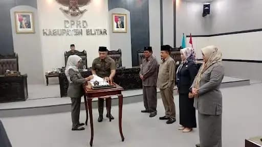 Penandatanganan Ranperda oleh Bupati Blitar bersama Ketua DPRD dan Wakil Ketua (Foto: Dok MI)