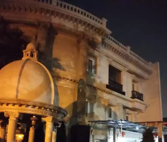 Rumah bergaya timur tengah dengan fasa berbentuk bundar dan dikelilingi pilar-pilar besar (Foto: Dok MI/Kejagung)