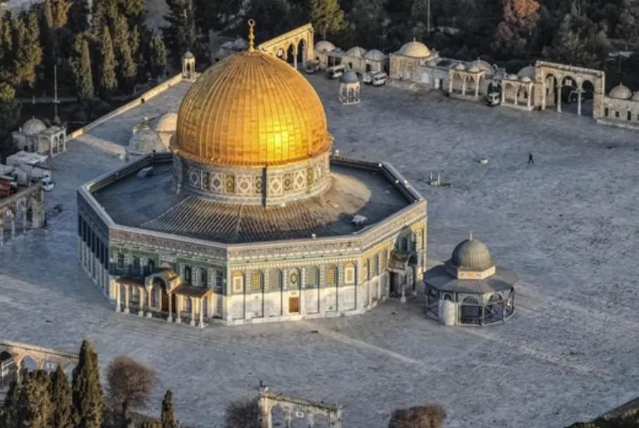 Israel Blokade Masjid Al-Aqsa saat Lebaran, Warga Palestina Salat di Jalanan