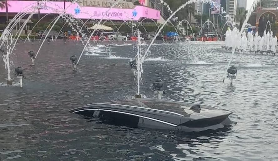 Mobil BYD Nyemplung ke Kolam Bundaran HI