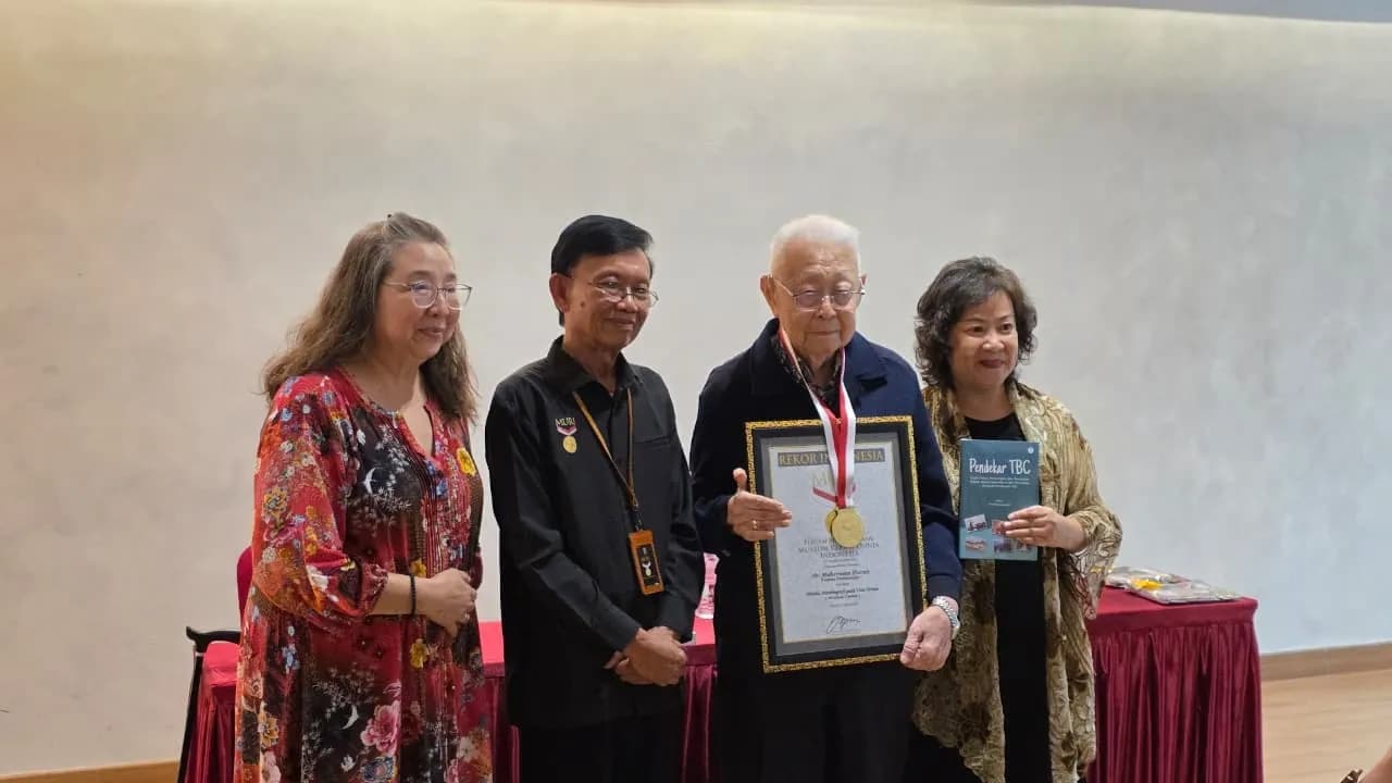 Dr. Muherman Harun mencatat sejarah sebagai penulis autobiografi tertua di Indonesia pada usia 94 tahun melalui buku Pendekar TBC. Namun, momen penghargaan dari Museum Rekor Dunia Indonesia (MURI) itu berubah menjadi haru mendalam setelah sang istri meninggal dunia sehari sebelumnya, menjadikan pencapaian ini dibalut duka yang tak terpisahkan.