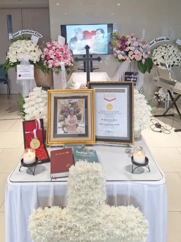 Di usia 94 tahun, Dr. Muherman Harun meraih rekor MURI sebagai penulis autobiografi tertua. Penghargaan itu hadir hanya sehari setelah kepergian sang istri, menghadirkan kisah pencapaian yang berdampingan dengan kehilangan.