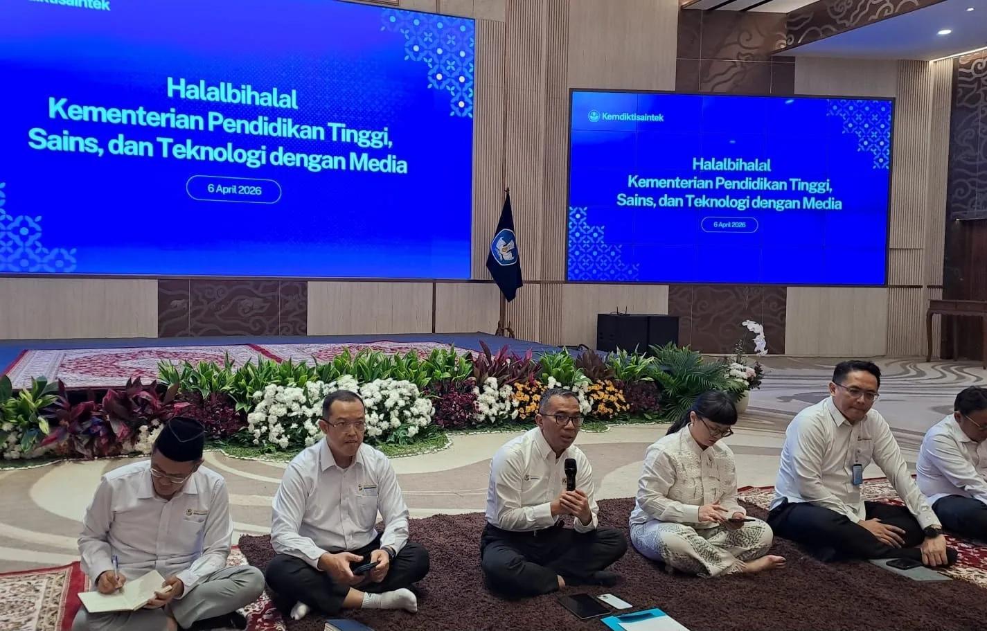 Kampus Diminta Lebih Fleksibel,  Mendiktisaintek: Dosen Bisa WFH Sehari, Kuliah Hybrid Diperluas