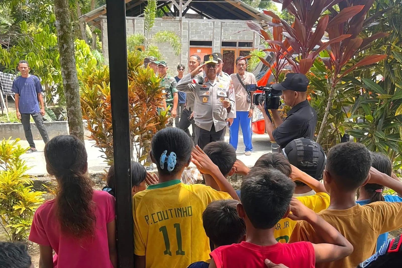 Pelukan Kapolda Malut di Tengah Puing Konflik Patani Barat