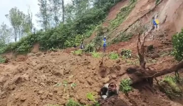 Jalan Bungbulang-Caringin Tertutup Longsor, Jalur Selatan Garut Dialihkan