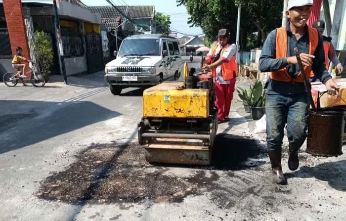 DPUBM Kabupaten Malang Lakukan Pemeliharaan Infrastruktur Jalan di Desa Ngijo Kecamatan Karangploso