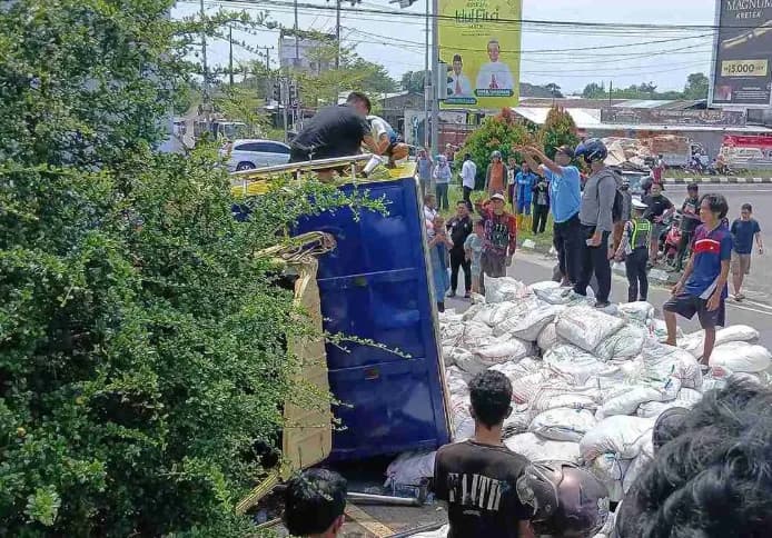 Ngeri! Truk Pupuk Timpa Motor di Pangkalpinang, Suami Istri Tewas