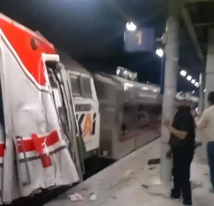 Tabrakan Kereta di Bekasi Timur, Evakuasi Masih Berlangsung, Korban Belum Dipastikan