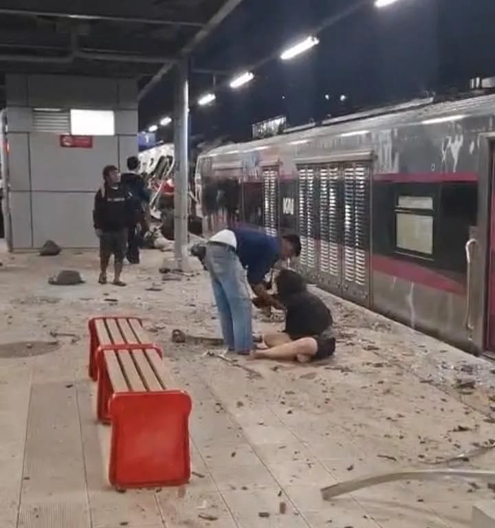 Basarnas Turunkan Tim Elit BSG ke Lokasi Tabrakan Maut KRL di Bekasi Timur