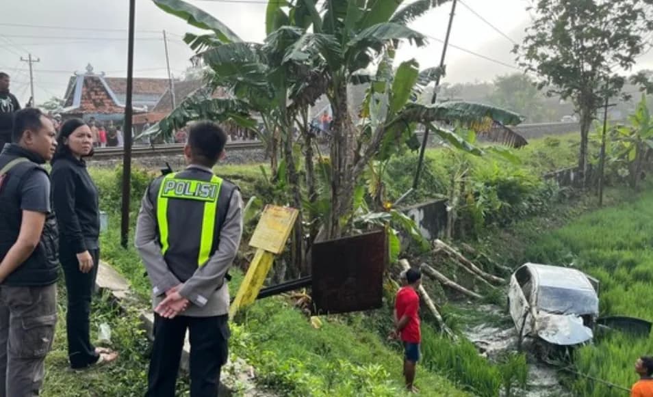 KA Argo Bromo Anggrek Tabrak Avanza di Grobogan, 4 Orang Tewas