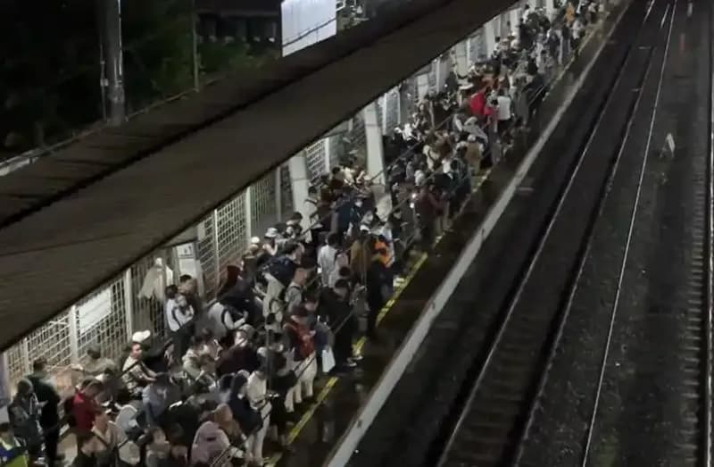 Listrik KRL Tersambar Petir, Perjalanan Terhenti dan Penumpang Menumpuk di Stasiun