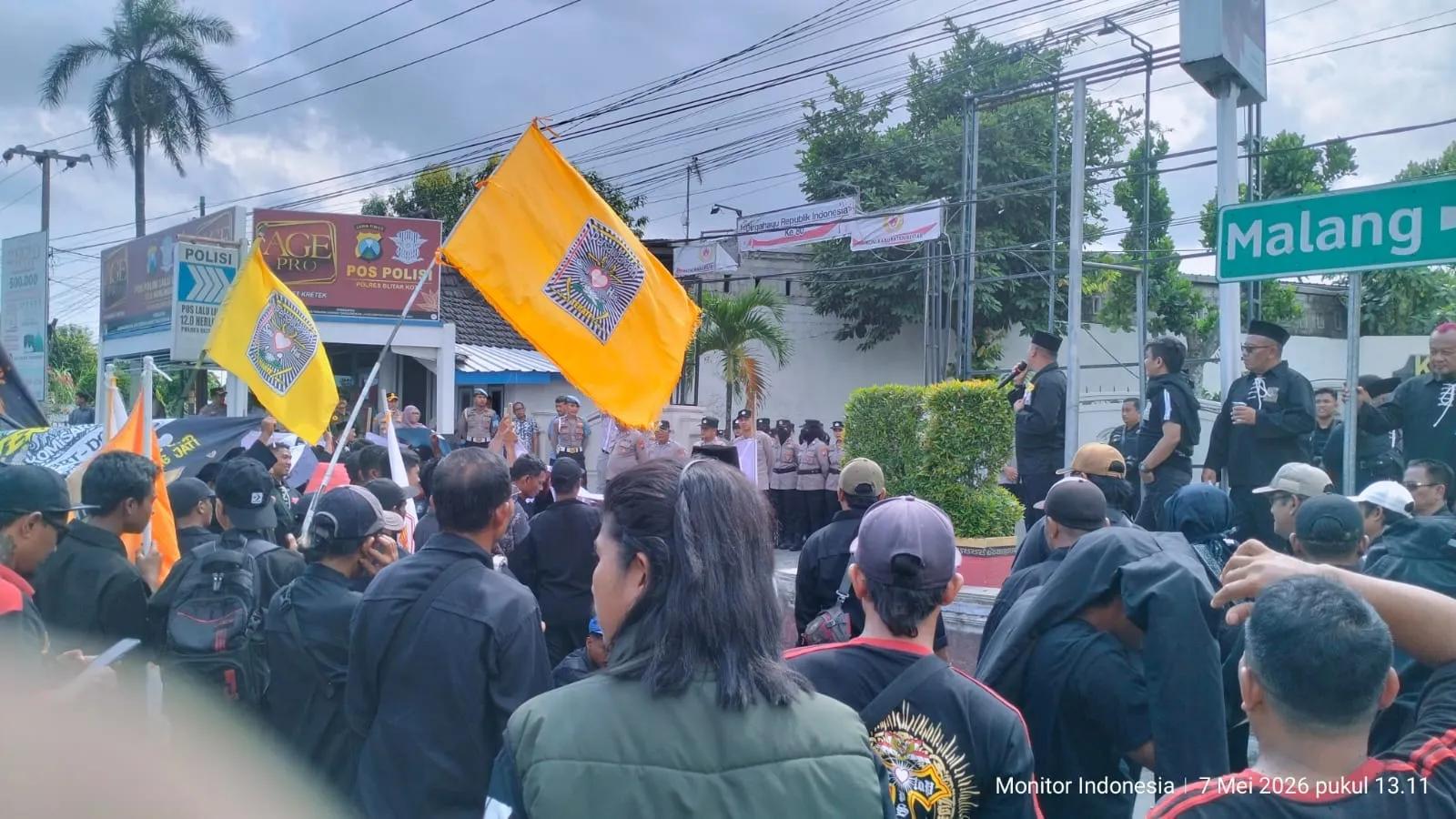 Massa PSHT Geruduk DPRD dan KONI Blitar, Ancam Aksi Lebih Besar Jika Tuntutan Tak Digubris