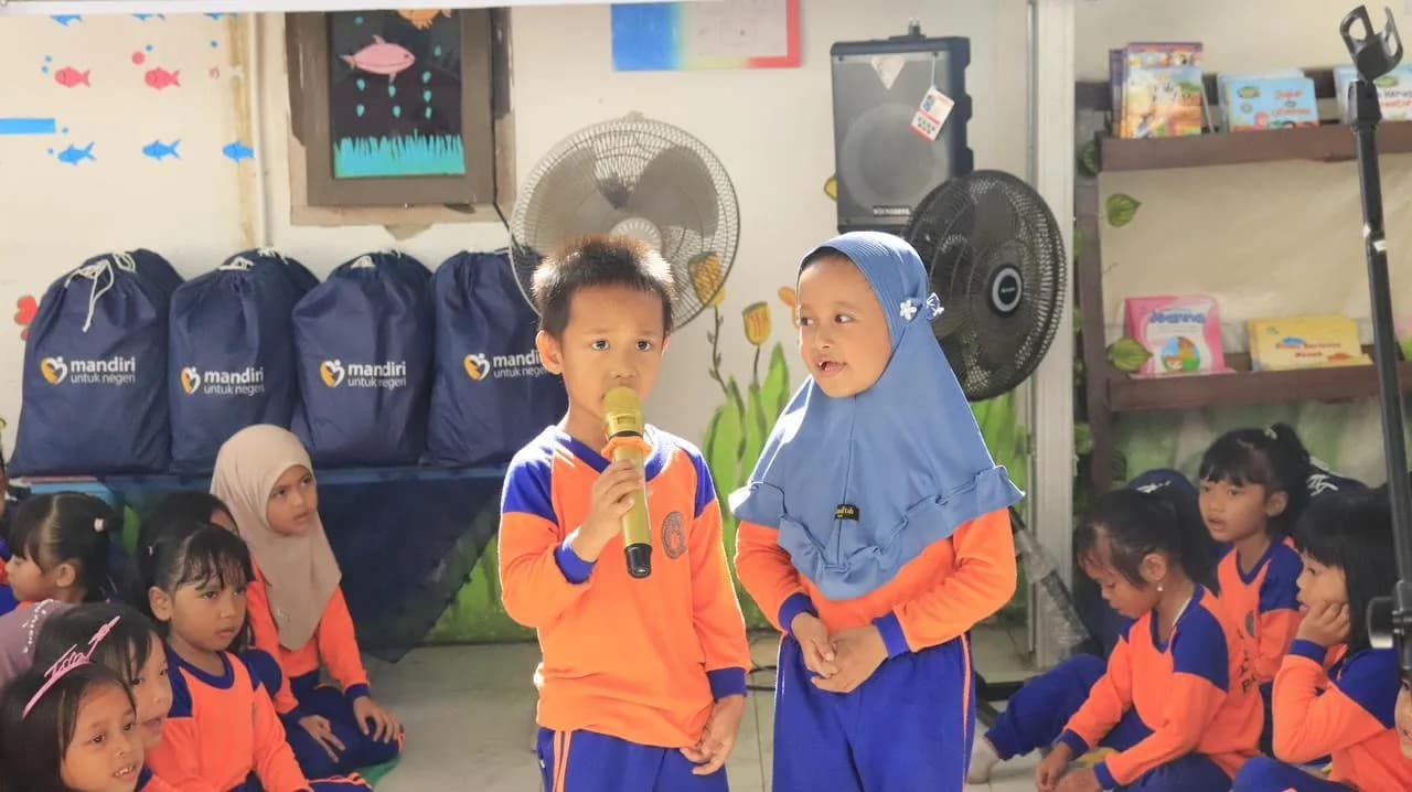 Bank Mandiri Salurkan Ribuan Paket Buku Lewat Program Mandiri Peduli Sekolah