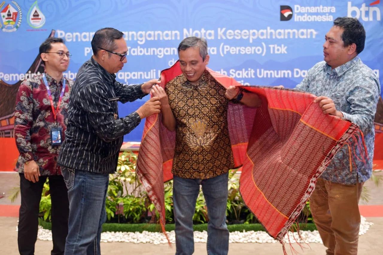Direktur Utama BTN Nixon L.P. Napitupulu (dua dari kanan)  Dipakaikan kain Ulos (Foto: BTN)