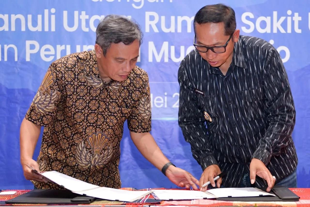 Direktur Utama BTN Nixon L.P. Napitupulu  dan Bupati Tapanuli Utara Jonius Taripar Parsaoran Hutabarat