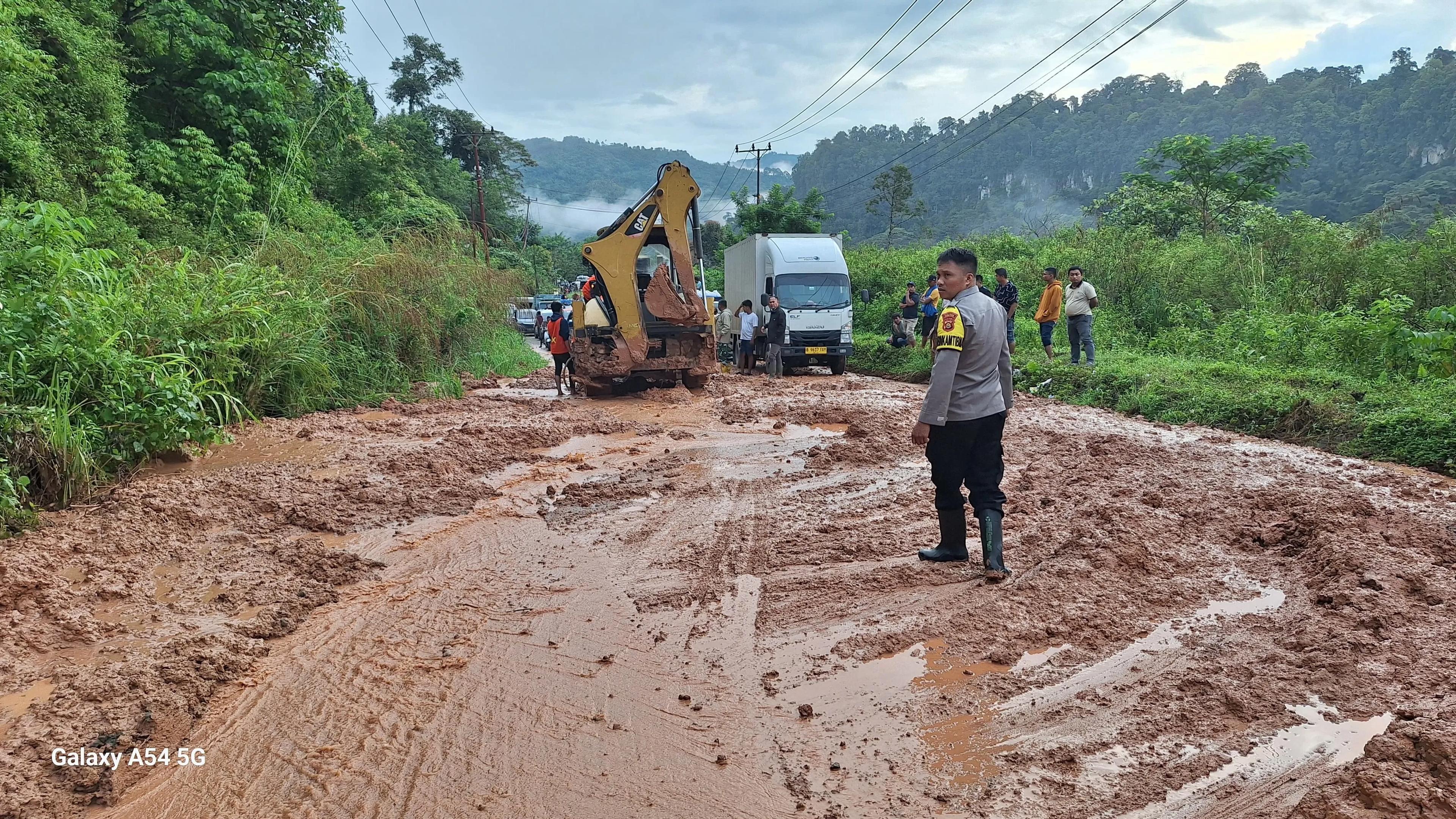 Longsor Tutup Jalur Kerinci-Bangko, Polisi Berlakukan Buka Tutup