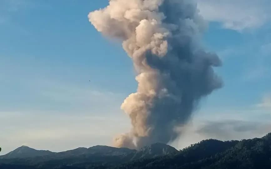 BNPB Ungkap 5 Pendaki Terluka dan 2 Wisatawan Diduga Tewas akibat Erupsi Gunung Dukono