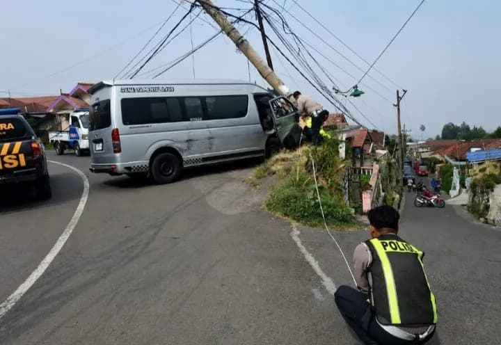 Hiace Diduga Rem Blong, Tabrak Tiga Kendaraan di Jalur Bromo Probolinggo