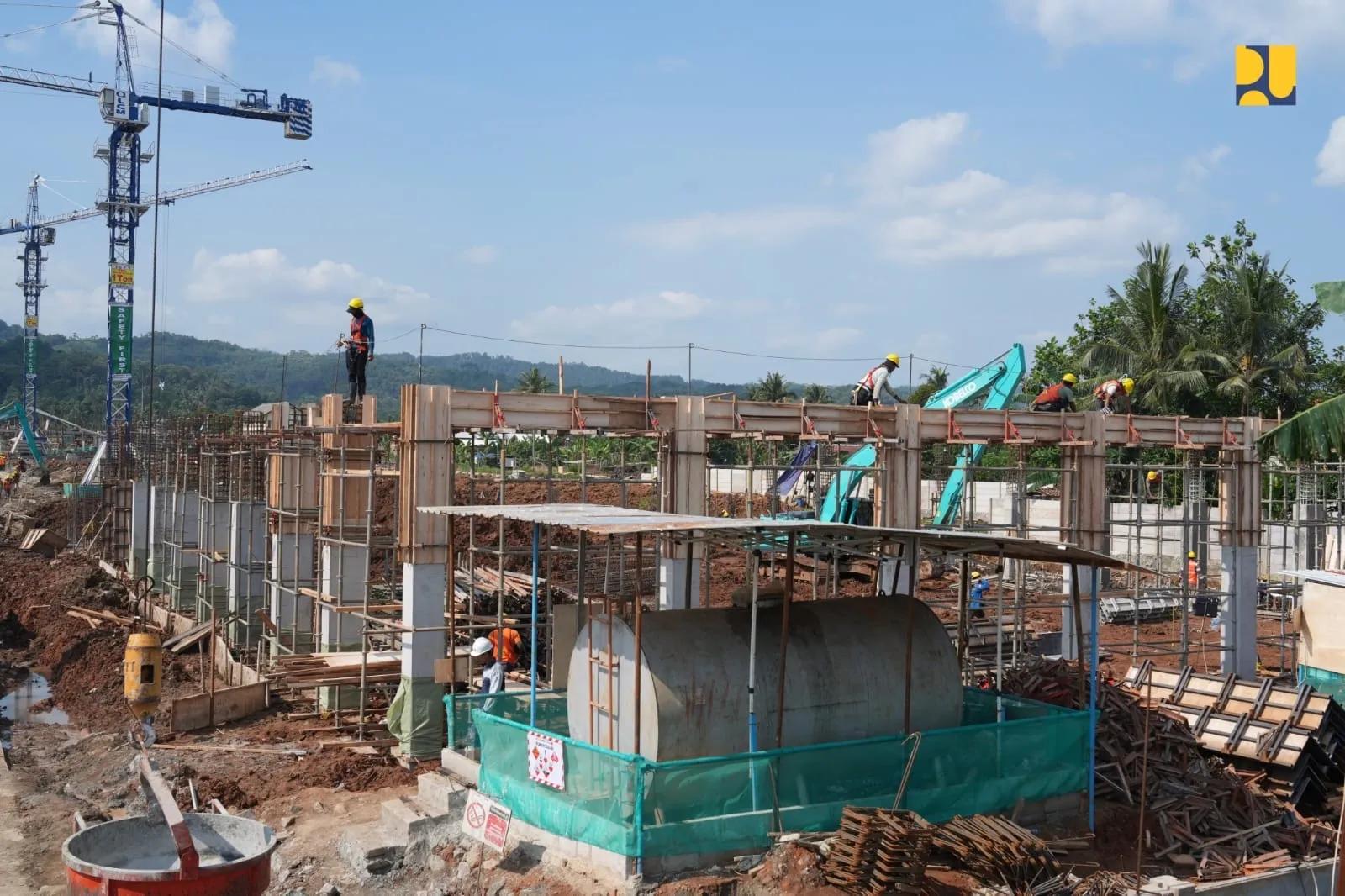 Tinjau Pembangunan SR Cilacap, Menteri PU Pastikan Pekerjaan Berjalan Optimal