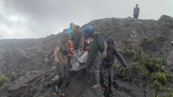 Jasad Dua WNA Singapura Korban Erupsi Gunung Dukono Berhasil Ditemukan