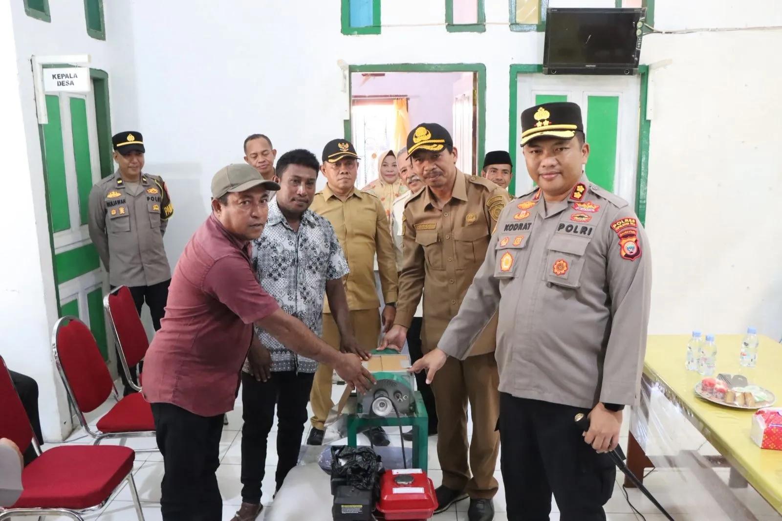 Kapolres Kepulauan Sula Salurkan Bantuan Alat Produksi Sagu untuk Petani Desa Fogi